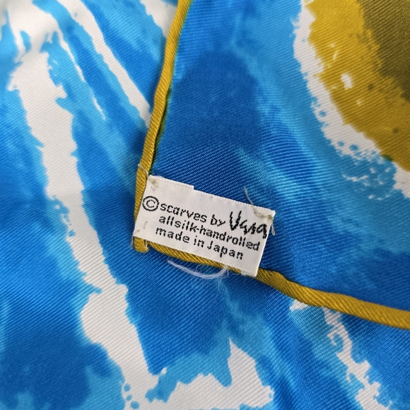 Vintage Scarves by VERA silk handrolled scarf - Picture 6 of 8